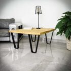 Soffbord med lampa och bok i vardagsrum.