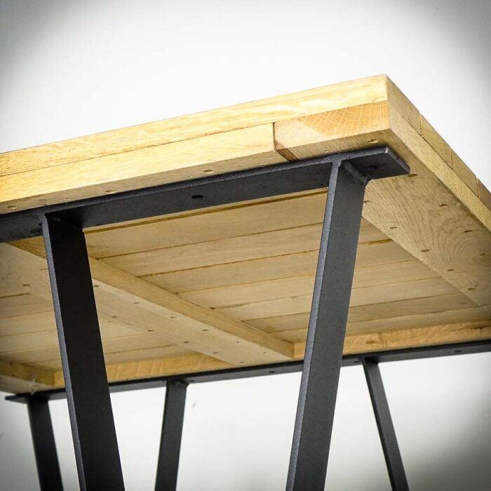 Bordsben-Wave-3.jpg Träbord med metallben, närbild underifrån.