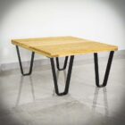 Träbord med metallben på klinkergolv.