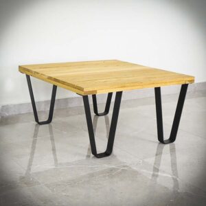 Träbord med metallben på klinkergolv.