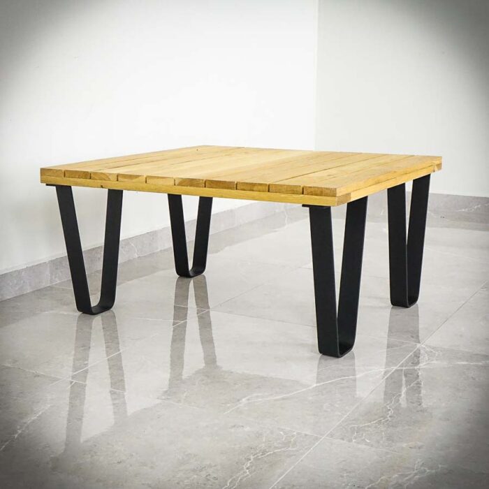 Bordsben-Wave-5.jpg Träbord med svarta metallben på klinkergolv.