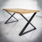 Träbord med stålben i minimalistisk design.