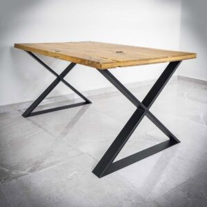 Träbord med stålben i minimalistisk design.