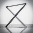 Metallställning i X-form på golvet.