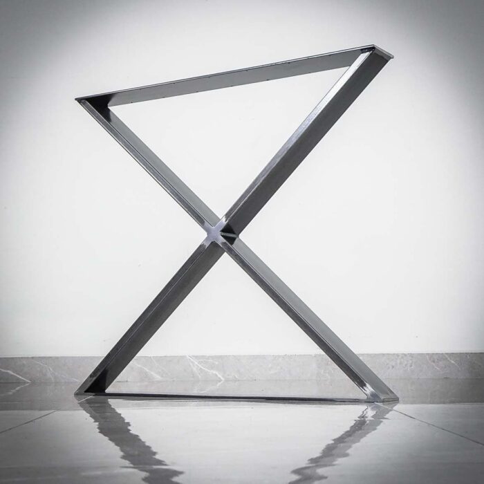 Bordsben-X-71-Stal-.jpg Metallställning i X-form på golvet.