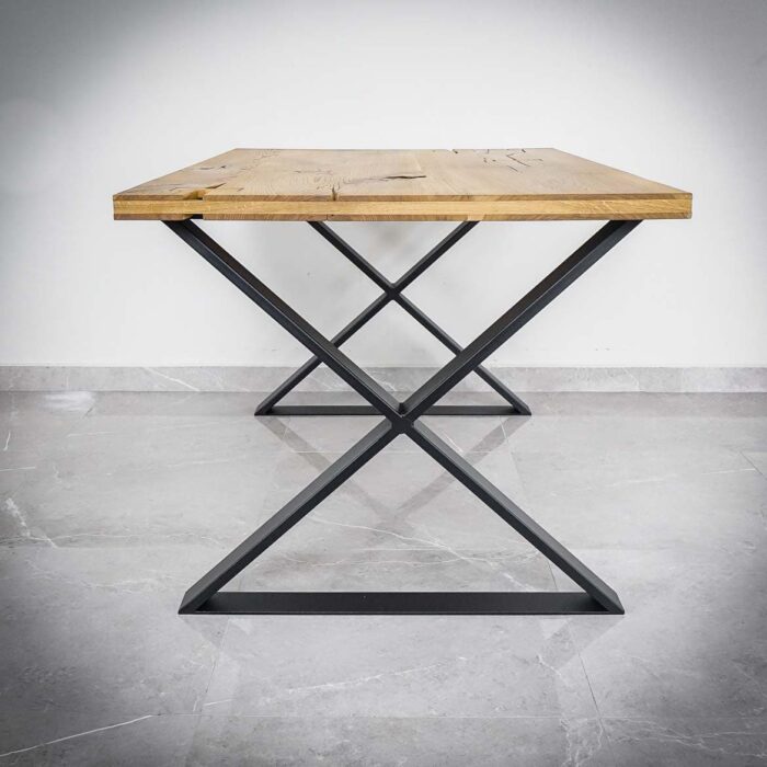 Bordsben-X-71cm-Svart-1.jpg Rustikt bord med metallben på kakelgolv.