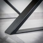 Svart metallben på ett golv