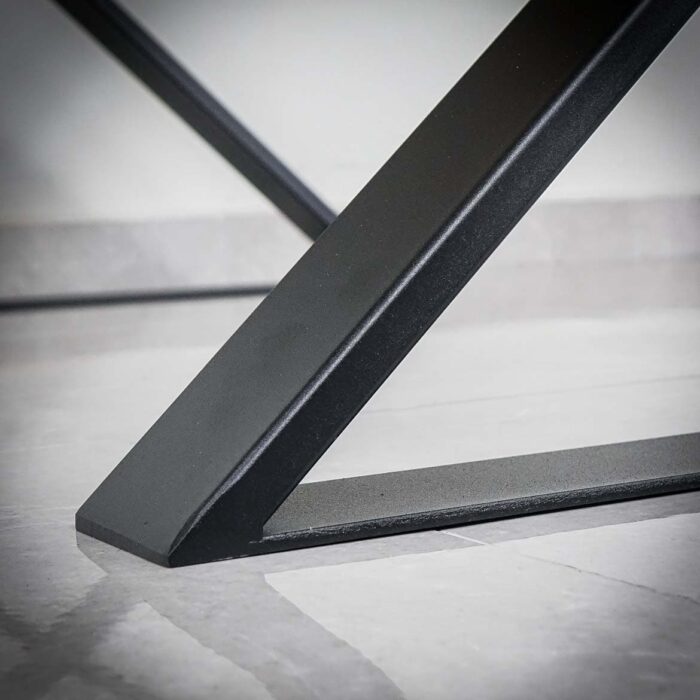 Bordsben-X-71cm-Svart-3.jpg Svart metallben på ett golv
