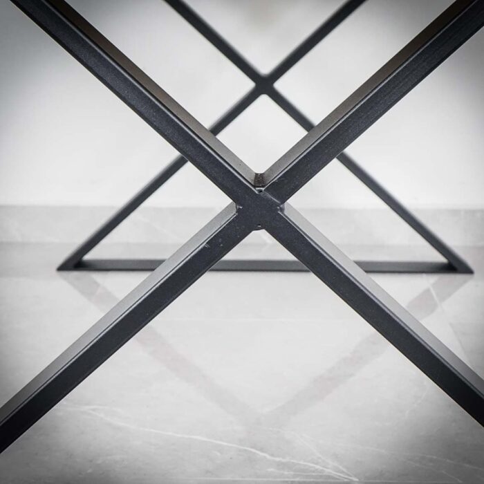 Bordsben-X-71cm-Svart-4.jpg Svart metallbordets kryssben på gråtd golv