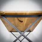 Träbord med metallben, modern design.