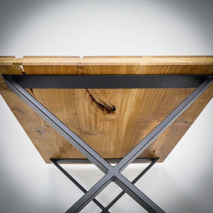 Bordsben-X-71cm-Svart-5.jpg Träbord med metallben, modern design.