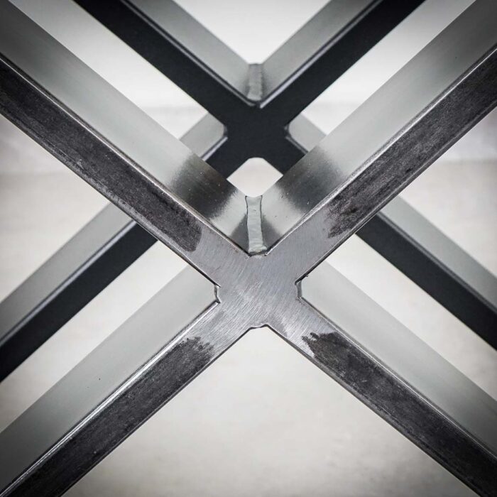 Bordsben-X-71cm-Svart-6.jpg Korsande metallstänger i närbild