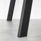 Närbild av stolben på golv.