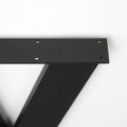 Svart metallbordben mot vit bakgrund.