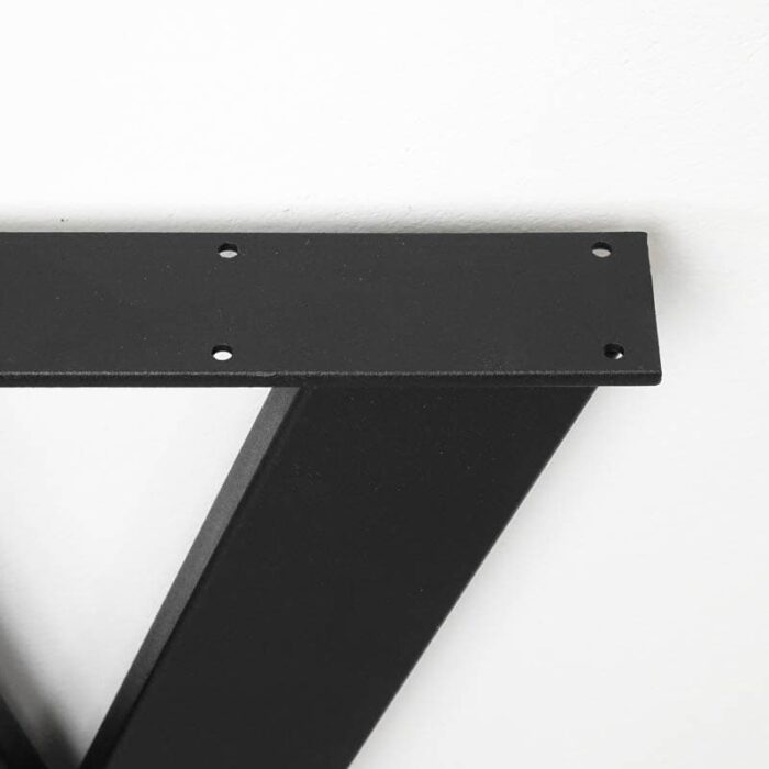 Bordsben-Y-Metall-Svart-3.jpg Svart metallbordben mot vit bakgrund.