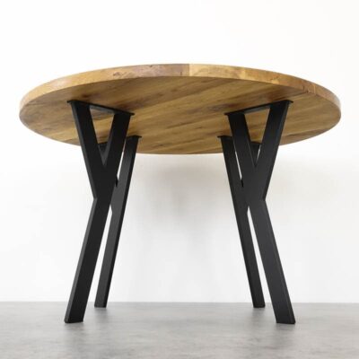 Bordsben-Y-Metall-Svart-5.jpg Runt träbord med metallben på grått golv.