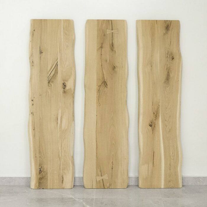 Bordskiva-Edge-Obehandlad10.jpg Tre träplankor lutade mot en vägg.