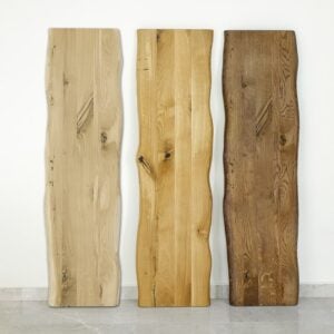 Tre träbrädor i olika nyanser.