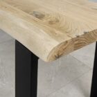 Träbord med svarta metallben