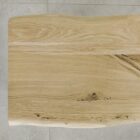 Träbordsskiva med naturliga ådringar och kvistar.