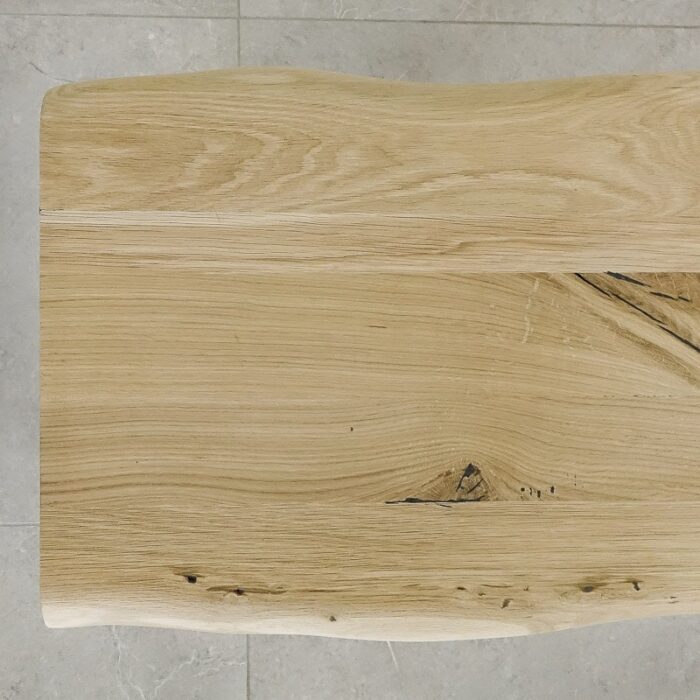 Bordskiva-Edge-Obehandlad3.jpg Träbordsskiva med naturliga ådringar och kvistar.