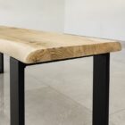 Träbord med metallben på klinkergolv.