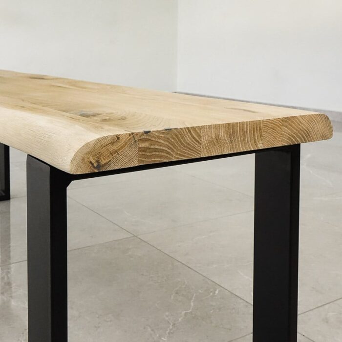 Bordskiva-Edge-Obehandlad4.jpg Träbord med metallben på klinkergolv.