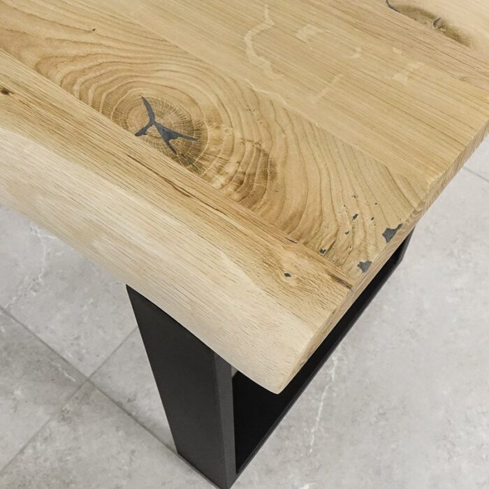 Bordskiva-Edge-Obehandlad5.jpg Träbord med metallben på kakelgolv.