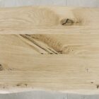 Närbild av träbord med kvistar och sprickor