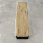 Rustik träbänk på grått kakelgolv.