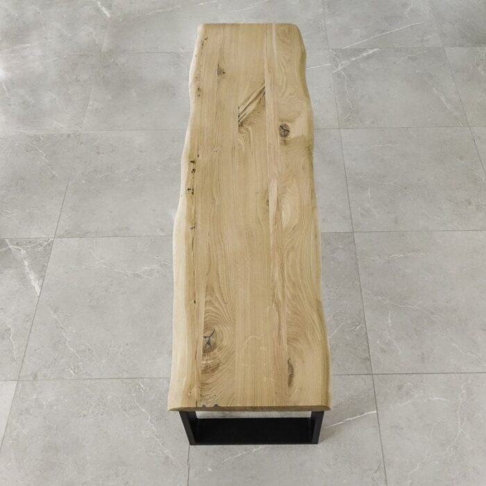 Bordskiva-Edge-Obehandlad7.jpg Rustik träbänk på grått kakelgolv.