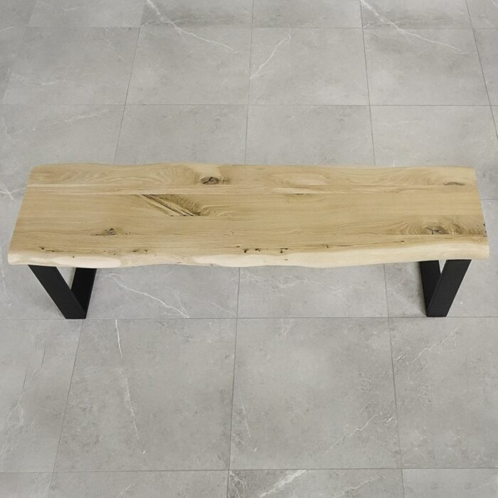 Bordskiva-Edge-Obehandlad8.jpg Träbänk med metallben på stengolv.