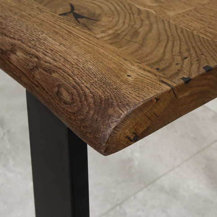 Bordskiva-Edge-grundoljad-brun2.jpg Närbild av träbordshörn på metallben.