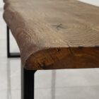 Rustikt träbord med metallben