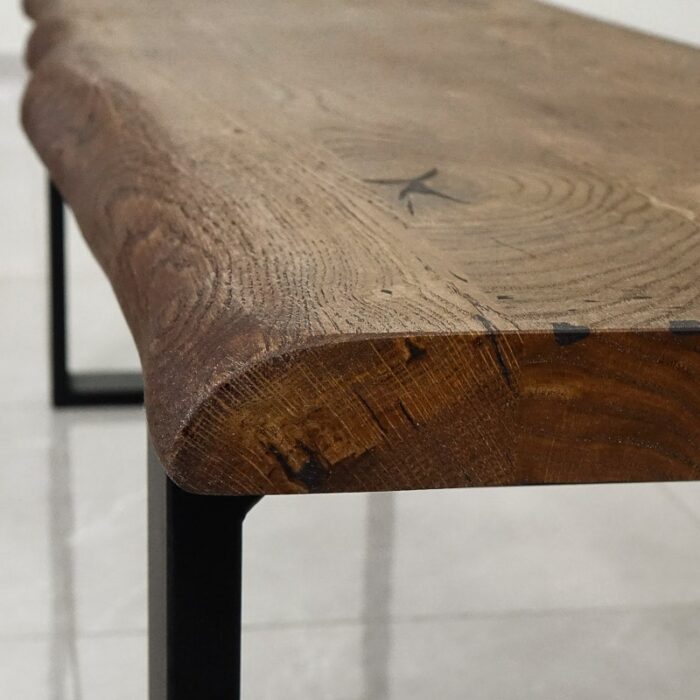 Bordskiva-Edge-grundoljad-brun4.jpg Rustikt träbord med metallben