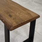 Träbord med metallben på stengolv.