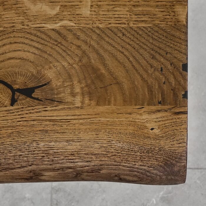 Bordskiva-Edge-grundoljad-brun6.jpg Träyta med synliga årsringar och sprickor.