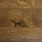 Närbild av ådringar i träplanka.