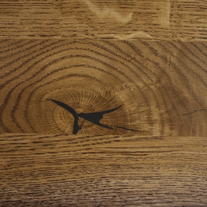 Bordskiva-Edge-grundoljad-brun7.jpg Närbild av ådringar i träplanka.
