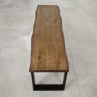 Rustik träbänk på ljus stengolv