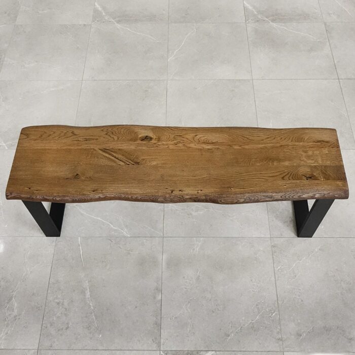 Bordskiva-Edge-grundoljad-brun9.jpg Träbänk med metallben på stengolv.