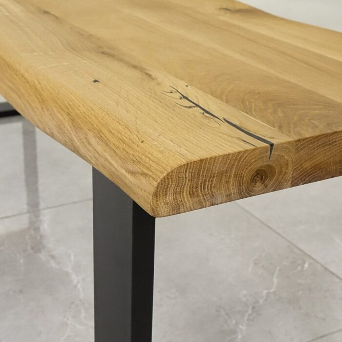 Bordskiva-Edge-grundoljad2.jpg Närbild på bordshörna av trä och metall.