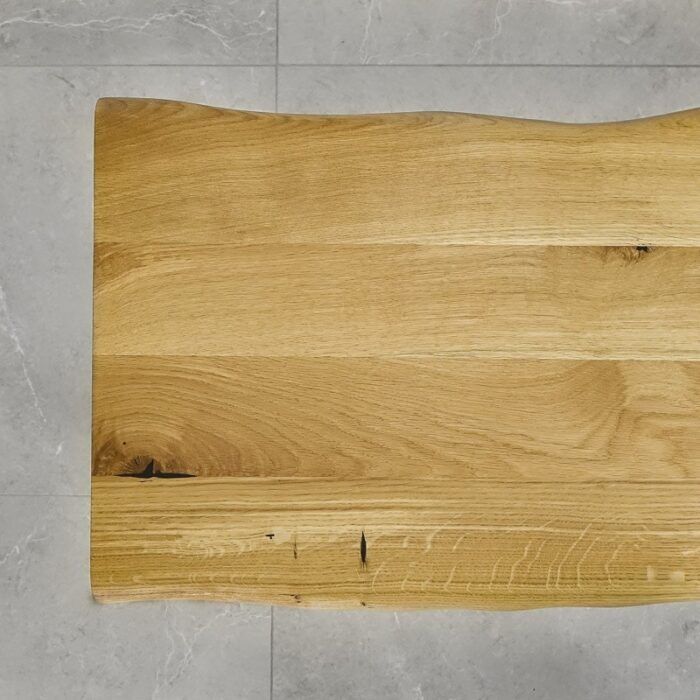 Bordskiva-Edge-grundoljad3.jpg Träbord med naturlig ådring mot grått golv.