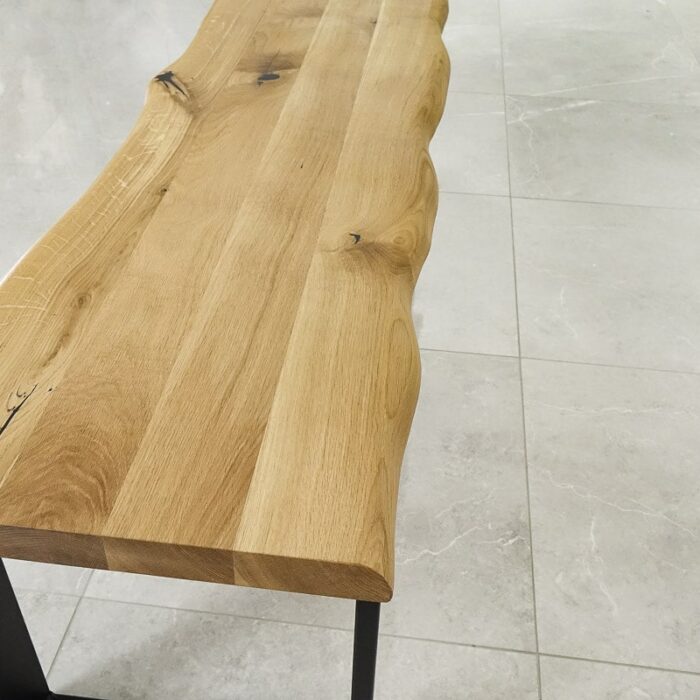 Bordskiva-Edge-grundoljad4.jpg Träbänk med naturkant på stengolv.