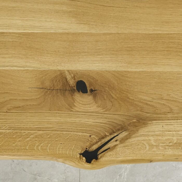 Bordskiva-Edge-grundoljad6.jpg Träyta med synliga kvistar och struktur.