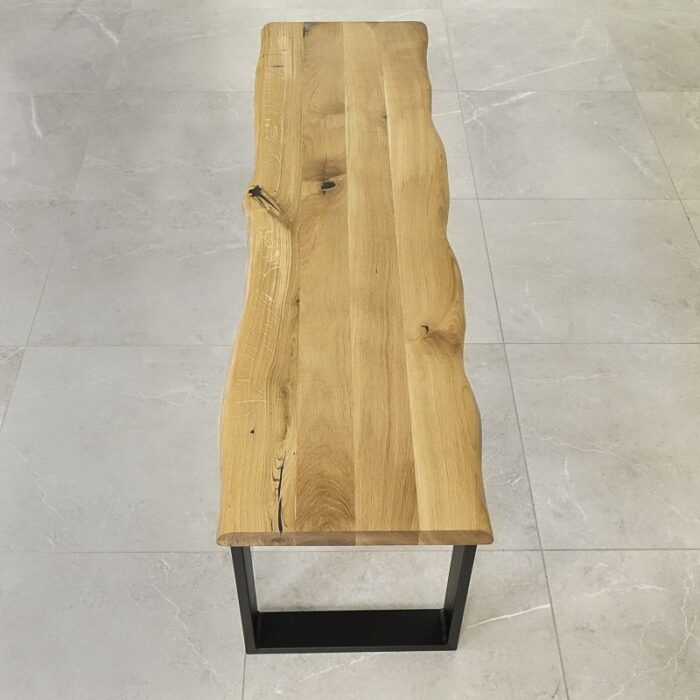 Bordskiva-Edge-grundoljad7.jpg Rustikt träbord med metallben på stengolv.