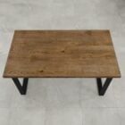 Rektangulärt träbord med svarta metallben.