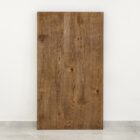 Träpanel med bruna ådringar mot väggen.