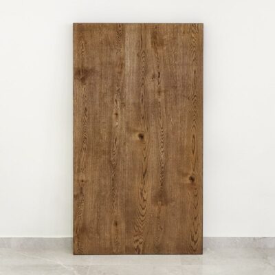 Träpanel med bruna ådringar mot väggen.