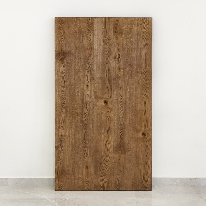 Bordskiva-Solid-48-mm-grundoljad-brun11.jpg Träpanel med bruna ådringar mot väggen.